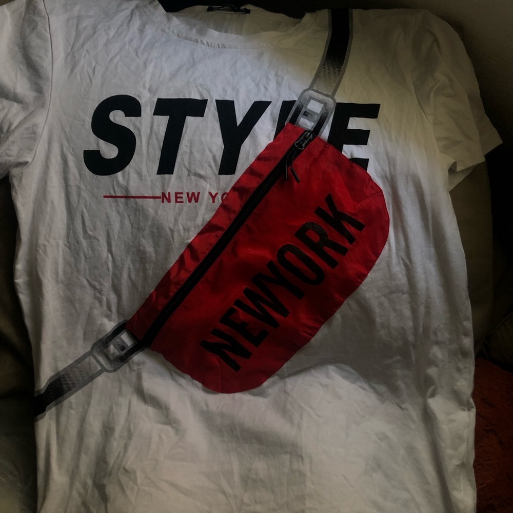 Moda & pritex t shirt with a hand bag attached to it